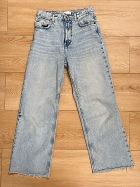 Light Wash Wide Leg Jeans - Women's